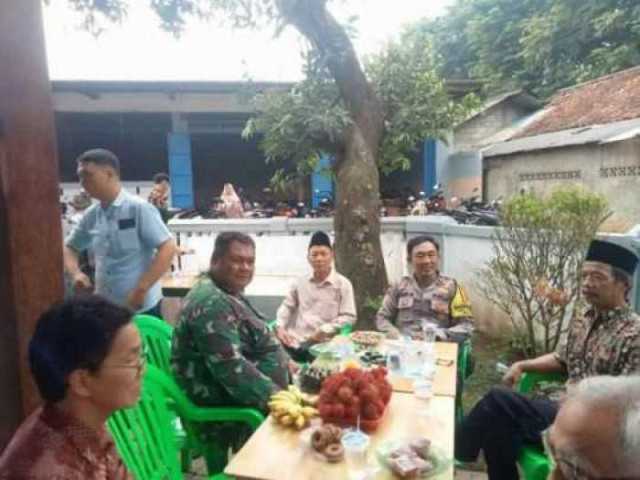 Sinergitas TNI-POLRI Wilayah Hukum Polsek Parung giat Cooling Sistem Sambang Warga Beri Himbauan Kamtibmas Ajak Jaga Kondusifitas Wilayah.
