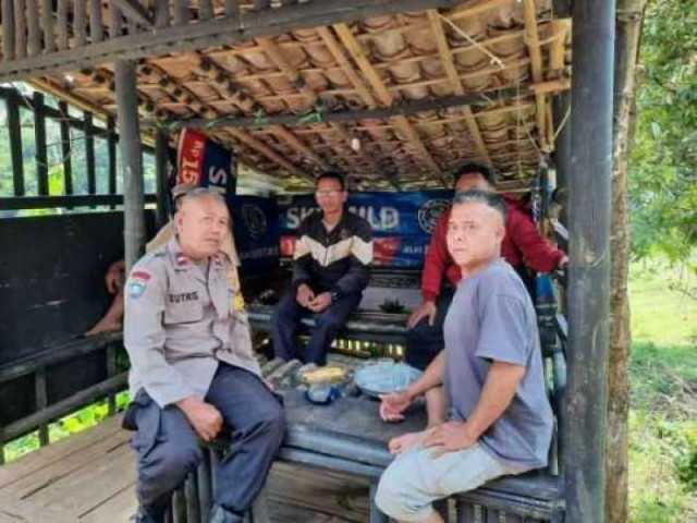 Bhabinkamtibmas Wilayah Hukum Polsek Ciawi Polres Bogor Giat Cooling Sistem Sambang Warga Beri Pesan Kamtibmas Ajak Jaga Kondusifitas Wilayah.