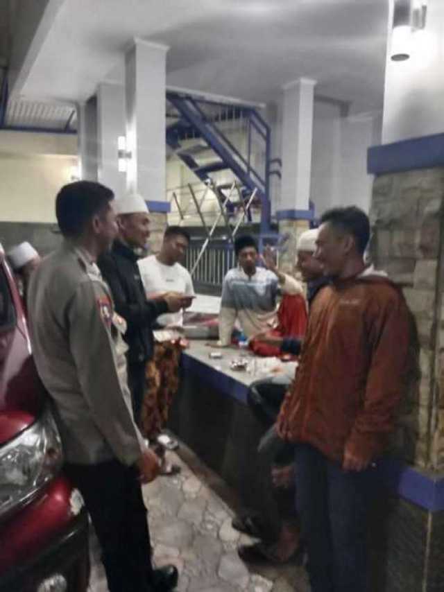 Bhabinkamtibmas Wilayah Hukum Polsek CSR Polres Bogor Giat Cooling Sistem Kontrol Siskamling Warga Binaan Beri Pesan Kamtibmas Ajak Jaga Kondusifitas Cegah Kriminalitas.