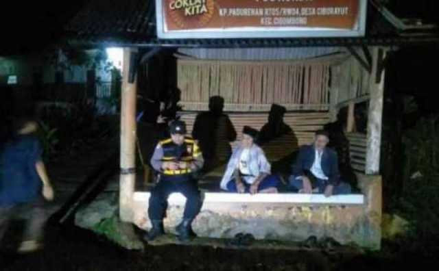 Bhabinkamtibmas Wilayah Hukum Polsek Cujeruk Giat Cooling Sistem Sambangi Satkamling dan Sampaikan Pesan Kamtibmas Cegah Kriminalitas.