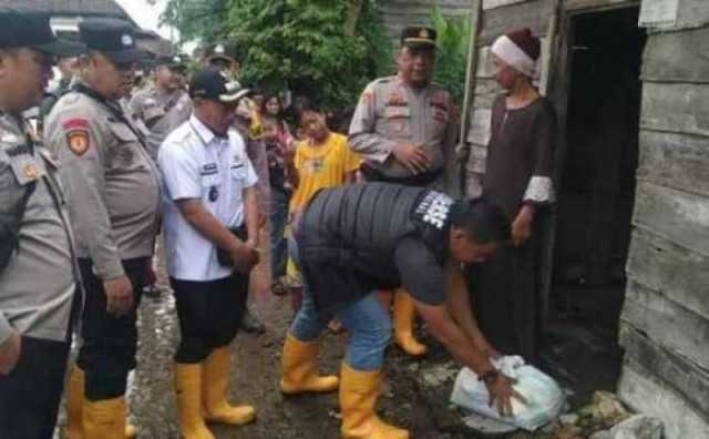 Polres OKI dan Polsek Lempuing Salurkan Bantuan bagi Korban Banjir di Tebing Suluh