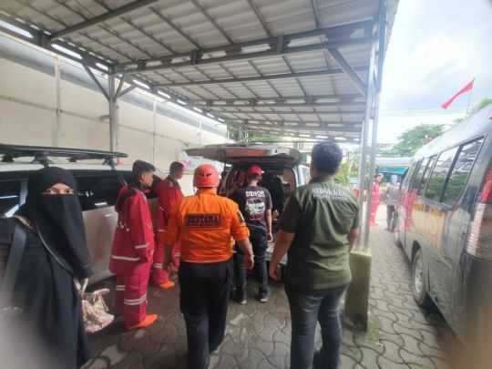 Kasidokkes Bersama Keslap Polres Bogor Lakukan Penanggulangan Bencana Alam Desa Bojong Kulur Kecamatan Gunung Putri Kabupaten Bogor.
