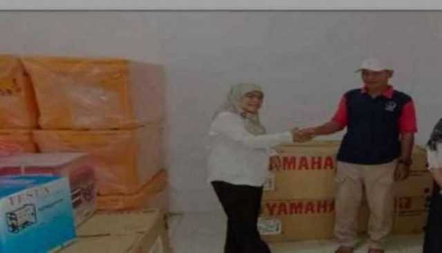 Kepala Dinas Perikanan Kab. Sukabumi Drs.Nunung Nurhayati Menyerahkan Bantuan Sarana Usaha Perikanan Tangkap Kepada Kelompok Nelayan