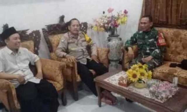 Sinergitas TNI-POLRI Bersama Perangkat Pemerintahan Desa Giat Cooling Sistem Patroli Sambang Tokoh Masyarakat Wujud Pelayanan Publik Sampaikan Pesan Ajak Jaga Kondusifitas Kamtibmas Selama Bulan Suci Ramadhan 1446 H Aman.