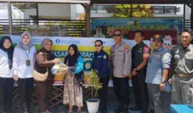 Babinsa Koramil 1016-01/Phd Monitoring Kegiatan Pasar Murah.