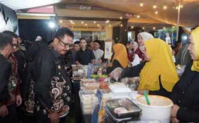 Bupati Sukabumi H.Asep Japar Mengajak Masyarakat Untuk Membeli Produk UMKM Kabupaten Sukabumi