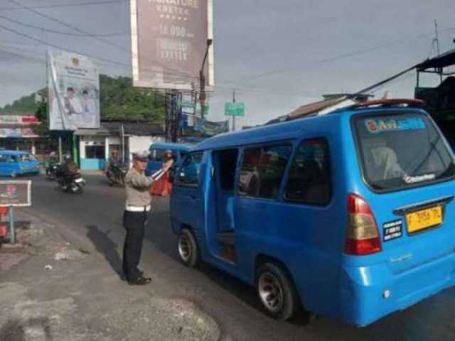 Anggota Polsek Ciampea Polres Bogor Giat Cooling Sistem Laksanakan Kegiatan Pengaturan lalulintas di bulan Ramadhan.