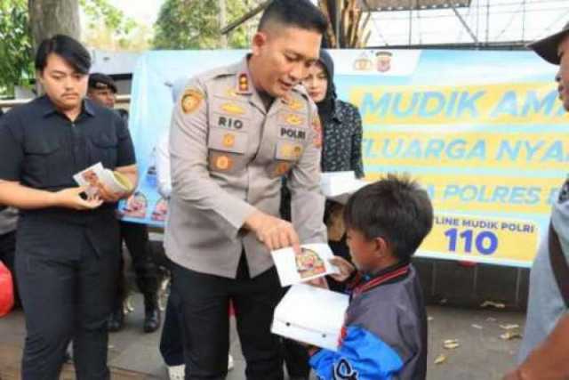 Polres Bogor Bagikan Takjil Dan Stiker "Mudik Aman Keluarga Nyaman" Dan Himbauan Layanan 24 Jam Call Center 110 Polres Bogor.