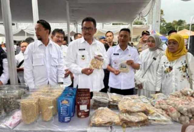 Kepala Dinas Perikanan Kabupaten Sukabumi Drs. Nunung Nurhayati Hadiri Acara UMKM di Masjid Al-Jabar Cimangkok Sukalarang