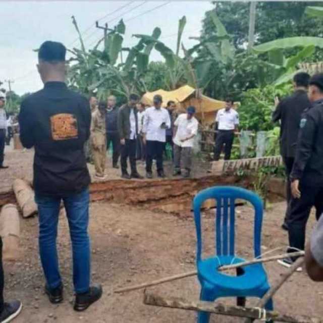 Bupati OKI Tinjau Jembatan Rusak di Desa Kandis, Percepat Penanganan Darurat.