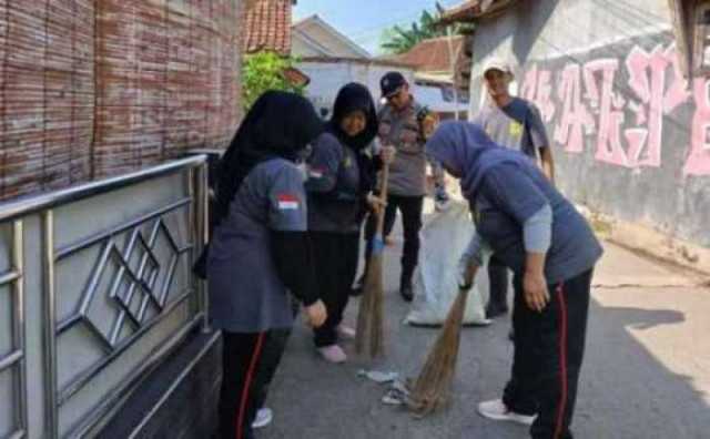 Bhabinkamtibmas Wilayah Hukum Polsek Cibungbulang Polres Bogor Giat Cooling Sistem Bersama Forkopimcam Bantu Warga Bersih - Bersih Lingkungan Di Desa Cimanggu. 