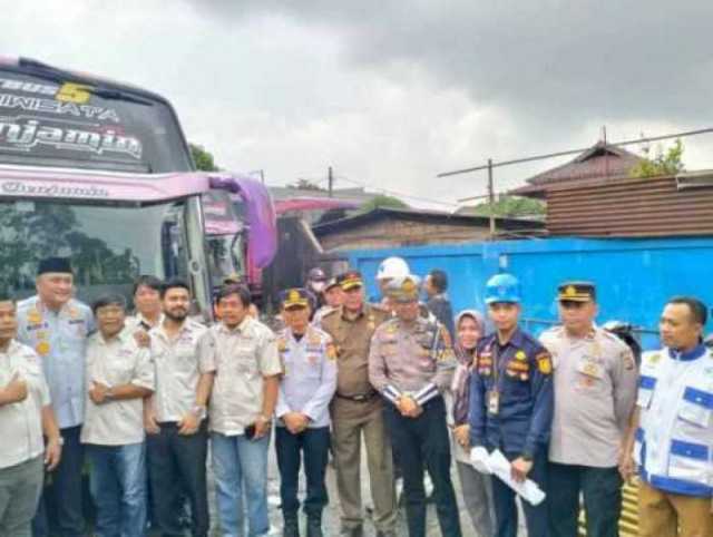 Polres Bogor Bersama Stakeholder Terkait Dihadiri Bupati Kabupaten Bogor, Laksanakan Apel Siaga Angkutan Lebaran 2025 Serta Pengecekan Armada Bis Medal Jaya Dinas Perhubungan Kabupaten Bogor.