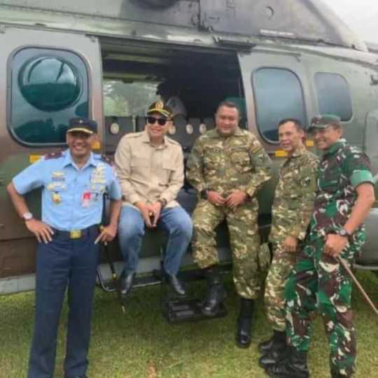 Rudy Susmanto dan Ade Ruhandi (Jaro Ade) Serta Unsur Muspida Kabupaten Bogor Saat Bersiap Melakukan Pemantauan Arus Mudik Lebaran 2025 Melalui Jalur Udara Menggunakan Helikopter.