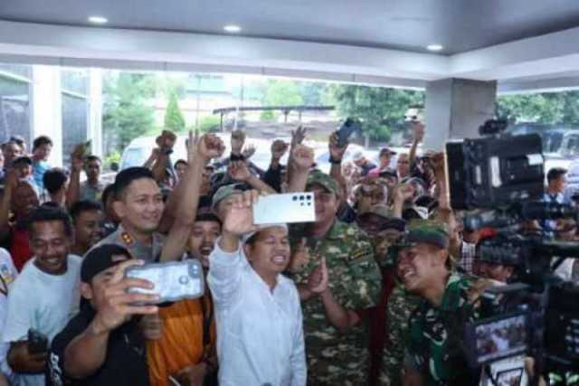 Kunjungan Kerja Gubernur Jawa Barat Didampingi Kapolres Bogor Dan Forkompinda Kab. Bogor , Berikan Kebijakan Konpensasi Kepada Sopir Angkot Libur Narik Sementara Waktu.