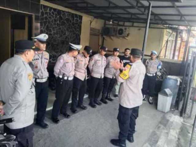 Kapolsek Cibungbulang Bersama Petugas Gabungan Apel Pergelaran Personil Di Jalur Arus Lalu Lintas Serta Tempat Wisata Pastikan Situasi Kondisi Wilayah Aman Nyaman Kondusif Di Hari Lebaran Hari Kedua.