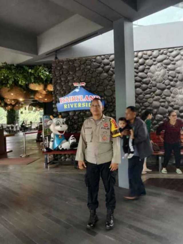 Bhabinkamtibmas Wilayah Hukum Polsek Megamendung Polres Bogor Giat Cooling Sistem Kobtrol Tempat Wisata Beri Himbauan Ajak Jaga Kondusifitas Cegah Gangguan Kamtibmas.