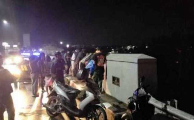 Polsek Ciawi Bersama Instansi Satkeholder Terkait Cepat Tanggap Tindakkan Aduan Masyarakat Pencarian Korban Diduga Percobaan Bunuh Diri Di Jembatan Cikreteg Desa Bitungsari Kecamatan Ciawi Kabupaten Bogor.