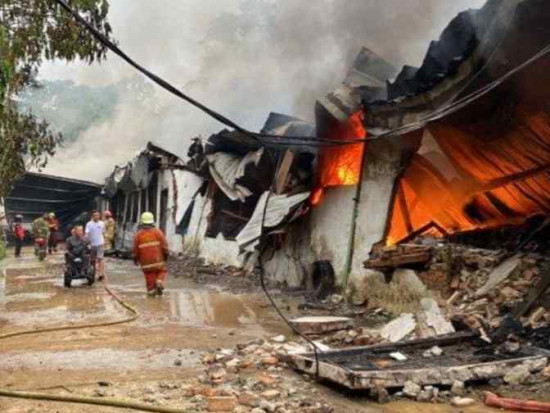 Diduga Akibat Konsleting Listrik, Pabrik Garmen di Bogor Dilalap Sijago Merah.