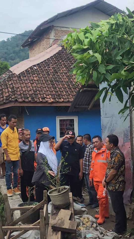 Gerak Cepat Tanggapi Banjir Canghegar, Kepala BPBD dan Anggota DPRD Sukabumi Rika Yulistina Turun Langsung ke Lokasi