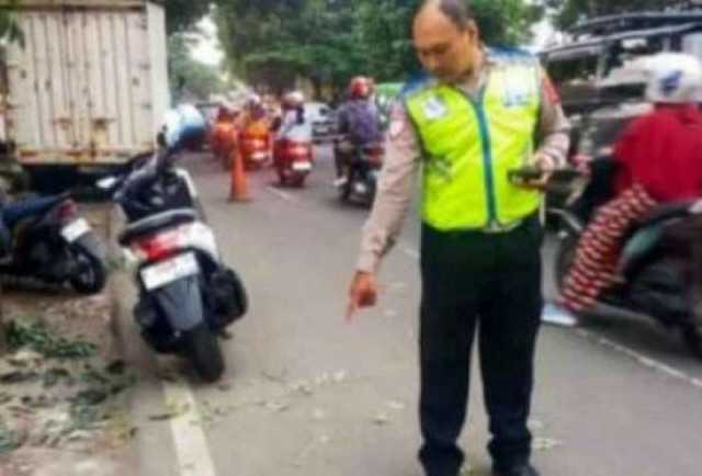 Mobil Truk Boks Tabrak Pohon dan 5 Motor Akibat Hilang Kendali.