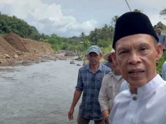 Wakil Bupati Bogor Jaro Ade, Janji Bakal Bangun Jembatan Permanen di Atas Sungai Cihideung Dramaga.