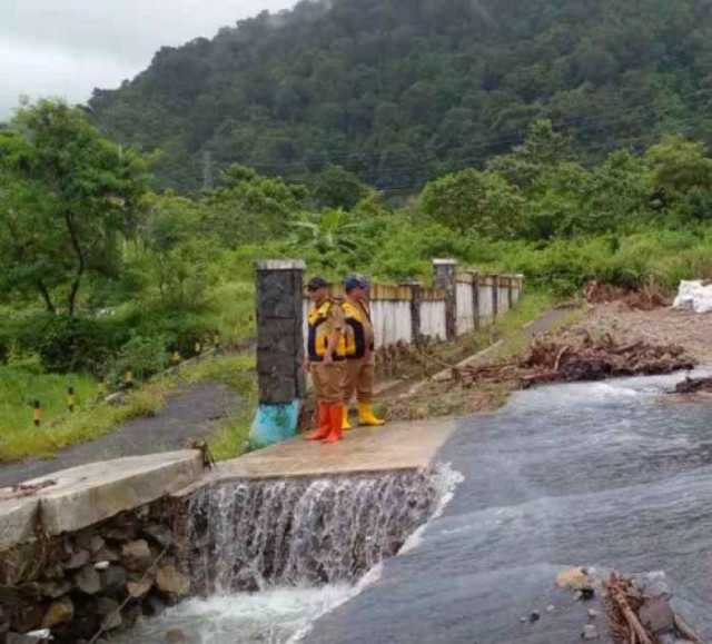 Dinas PU Kabupaten Sukabumi Tinjau Irigasi di Belakang Lapang Cangehgar Palabuhanratu