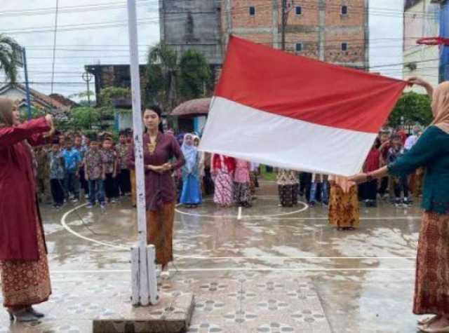 Tak Gentar Gerimis, Pelajar SDN 19 Martapura Semangat Kibarkan Semangat Kartini