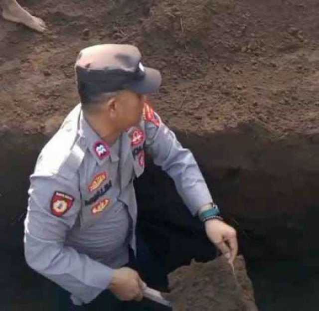 Anggota Polsek Buluspesantren Ikut Menggali Makam demi Bantu Sahabatnya.