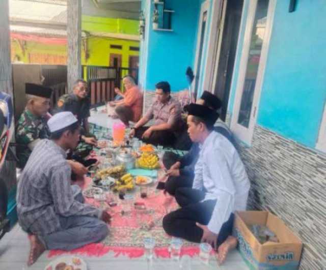 Bhabinkamtibmas Polsek Leuwiliang Silahturahmi Sambang Sampaikan Pesan Jaga Kondusifitas Cegah Gangguan Kamtibmas