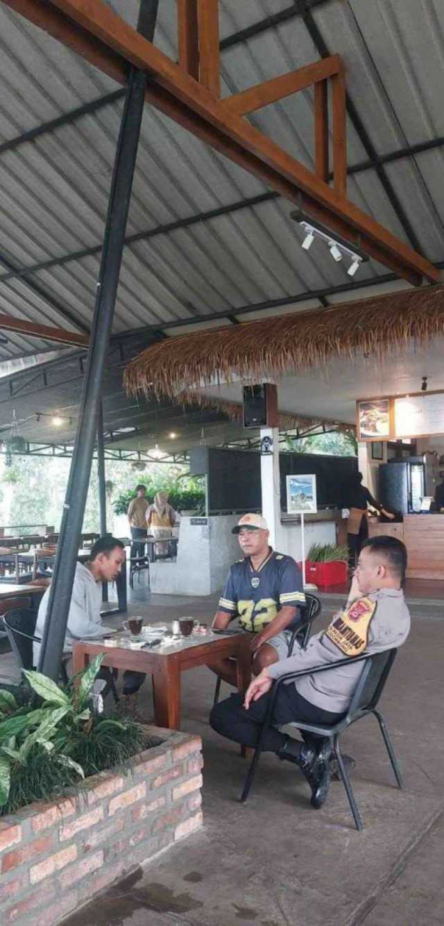 Bhabinkamtibmas Polsek Cijeruk Patroli Sambang Ajak Jaga Kondusifitas Cegah Gangguan Kamtibmas.