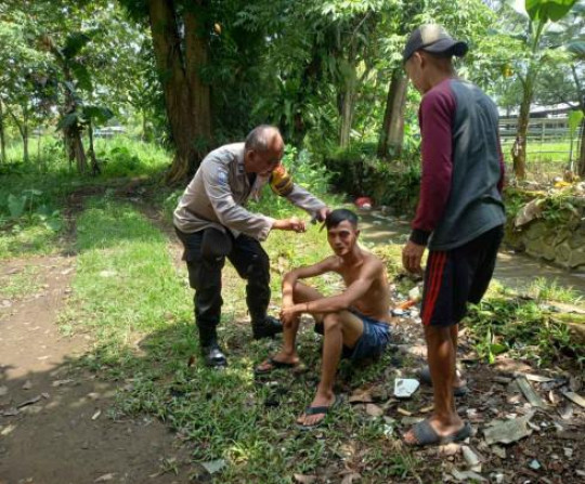 Polsek Babakan madang Bersama Desa Sumur Batu Sambang Warga, Berikan Himbauan Kamtibmas Kepada Warga.