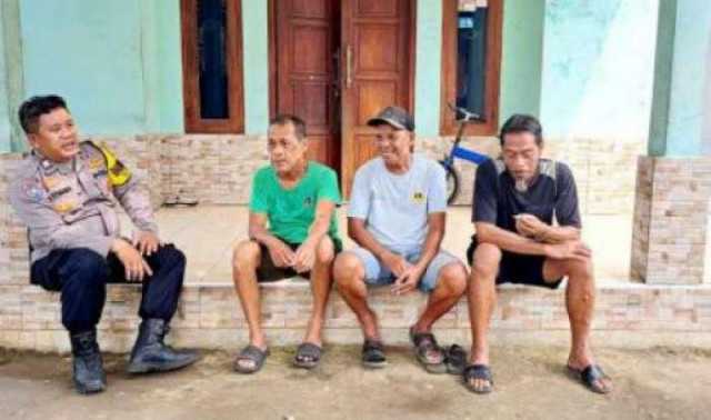 Bhabinkamtibmas Polsek Ciampea bersama Babinsa 2114 Koranil Ciampea, melaksanakan silaturahmi dengan warga, untuk sampaikan pesan kamtibmas.