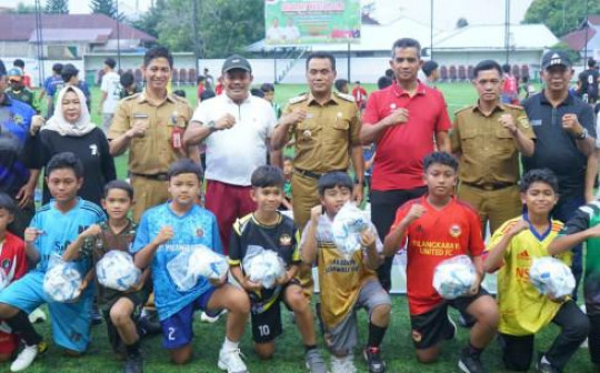 Dukung Sepak Bola di Palangka Raya, Kasdim 1016/Plk Hadiri Pembukaan Liga 1 dan Liga Usia Dini ASKOT PSSI Palangka Raya.