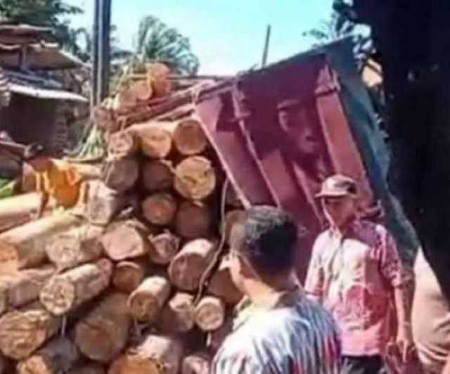 Nahas, Suami Istri Tewas Tertimpa Truk Bermuatan Kayu di Banyumas