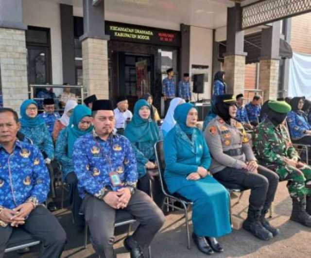 Kapolsek Dramaga Hadir Turut Serta Pelaksanaan Upacara Hari Pendidikan Nasional Tahun 2025 Tingkat Kecamatan Dramaga Wujud Pelayanan Publik Dan Sinergitas Polri Untuk Masyarakat.