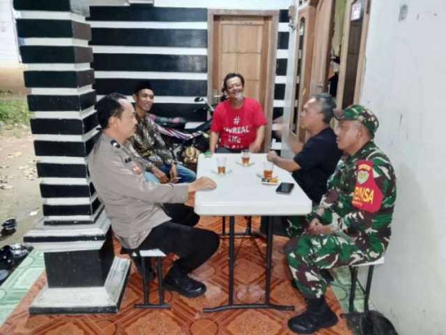 Polsek Ciampea bersama Babinsa 2114 Koramil Ciampea, Melaksanakan Sambang Kepada Warga Untuk Sampaikan Pesan Kamtibmas.