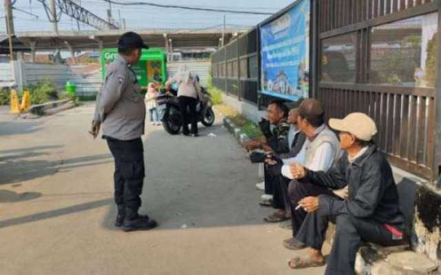 Berikan Himbauan Bhabinkamtibmas Desa Lumpang Polsek Parung Panjang Melaksanakan silaturahmi tukang ojek.
