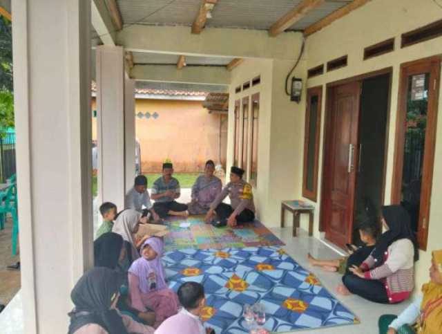 Polsek Klapanunggal Sambang warga Desa Bojong dan Sampaikan Himbauan Kamtibmas.