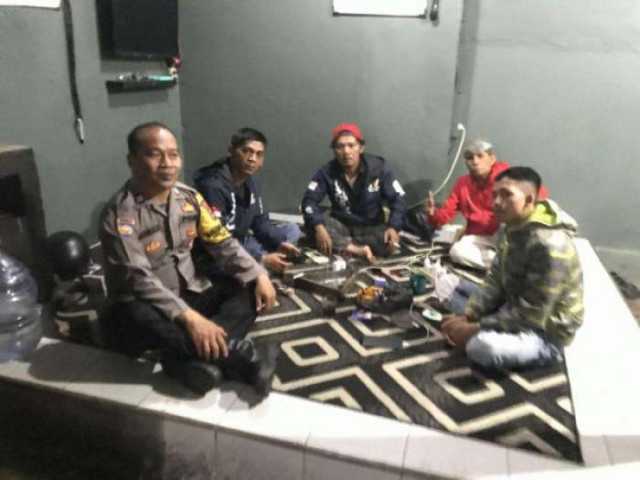 Bhabinkamtibmas Polsek CSR Polres Bogor Kontrol Poskamlinh dan Sampaikan Pesan Kamtibmas.