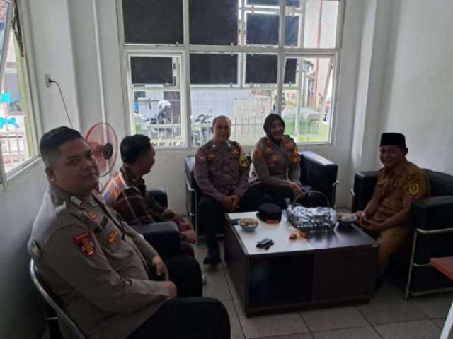 Kapolsek Dramaga Laksanakan Kunjungan Ke Kantor Desa Dramaga Ajak Kepala Desa dan Staf Jaga Kondusif Cegah Gangguan Kamtibmas.
