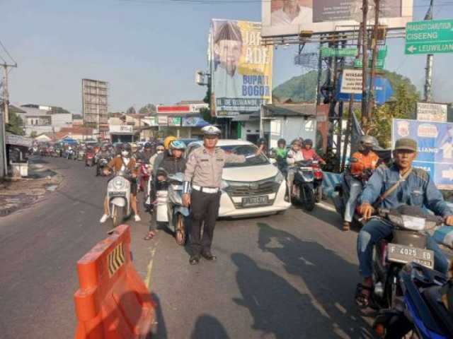 Anggota Polsek Ciampea Polres Bogor Laksanakan Kegiatan Pengaturan lalu lintas.