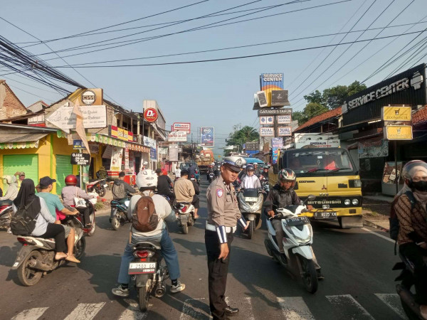 Anggota Polsek Ciampea Polres Bogor Laksanakan Kegiatan Pengaturan lalu lintas.