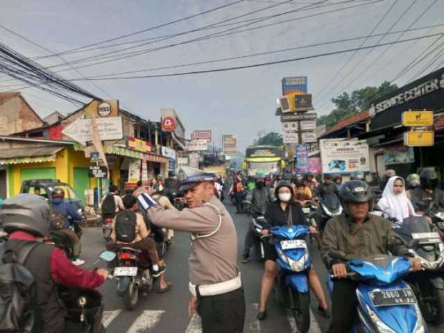 Anggota Polsek Ciampea Laksanakan Kegiatan Pengaturan lalu lintas.
