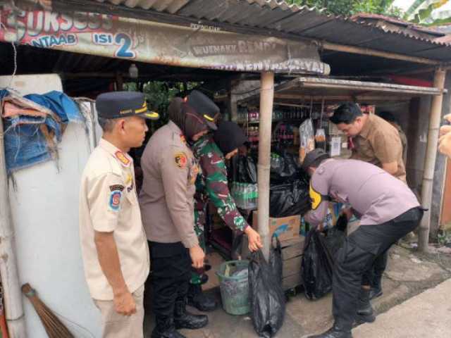 Lagi - lagi Kapolsek Dramaga Gebrakan Siang Bolong Razia Operasi Miras Bersama Forkompicam Kecamatan Dramaga, Wujud Cipta Kondisi Aman Dan Tertib.