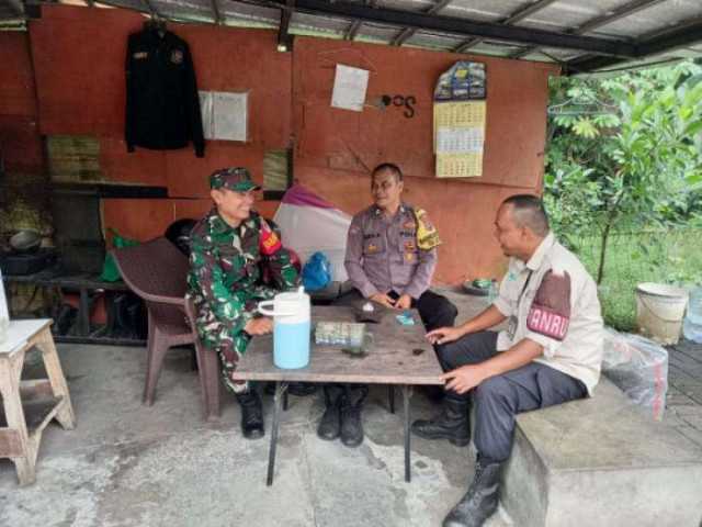 TNI-POLRI Wilayah Hukum Polsek Dramaga Laksanakan Sambang Kamtibmas Ke Pos Satpam Ajak Jaga Lingkungan Yang Kondusif.