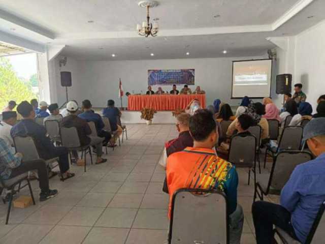 Bhabinkamtibmas Menghadiri Musdesus Pembentukan Koperasi Merah Putih Desa Sukamahi.