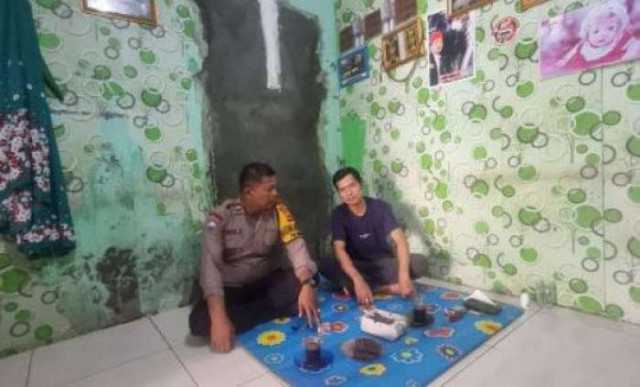 Bhabinkamtibmas Polsek Dramaga Sambang Warga Desa Sukaramai Sampaikan Pesan Kamtibmas Cegah Gangguan Kamtibmas.