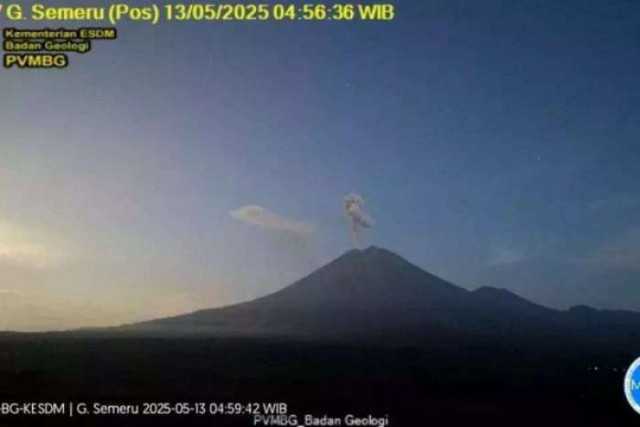 Tinggi Letusan Gunung Semeru 1 Km di Atas Mahameru