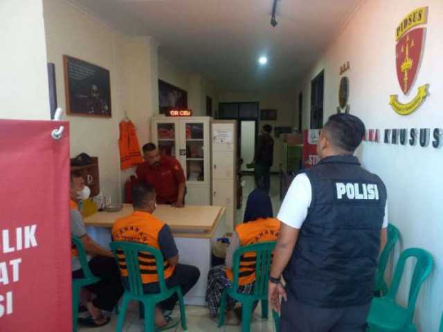 Polres Sukabumi Serahkan Tiga Tersangka Kasus Korupsi Pengadaan Alat Produksi IKM Sutra ke Kejaksaan