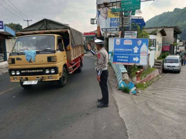 Berikan Pelayanan Kepada Masyarakat, Anggota Polsek Ciampea Laksanakan Kegiatan Pengaturan lalulintas.